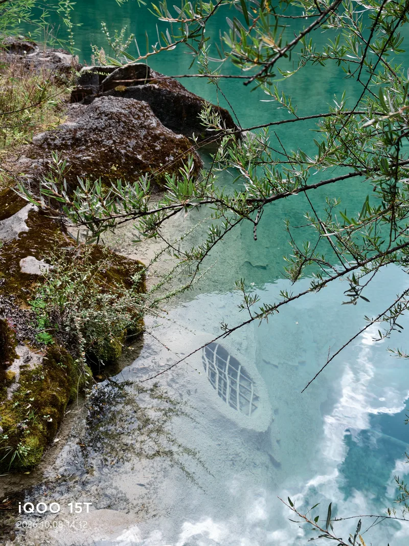 峡谷玉湖